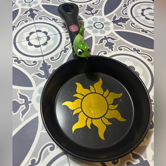 Disney Tangled Rapunzel Frying Pan Skillet Costume Toy w/Pascal figure on handle - Picture 2 of 6